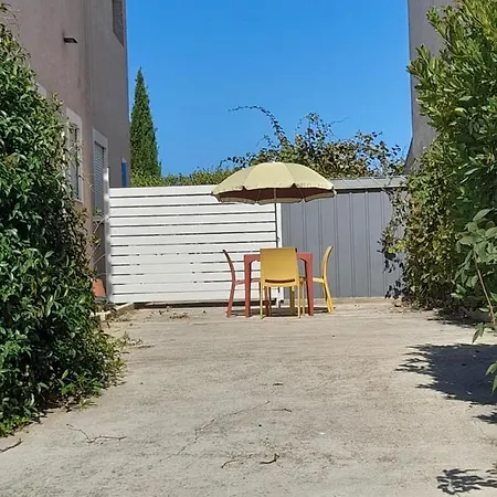 Avec Extérieur Et Parking Gratuit *